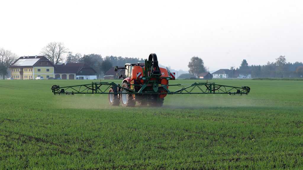 Pszczoły i zapylacze zagrożone na całym świecie, w tym w Europie Zachodniej 1 Oprysk chemiczny